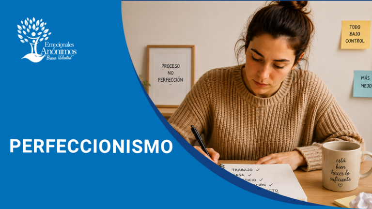 Mujer escribiendo en un cuaderno, reflejando el perfeccionismo y la búsqueda constante de hacerlo todo perfecto.