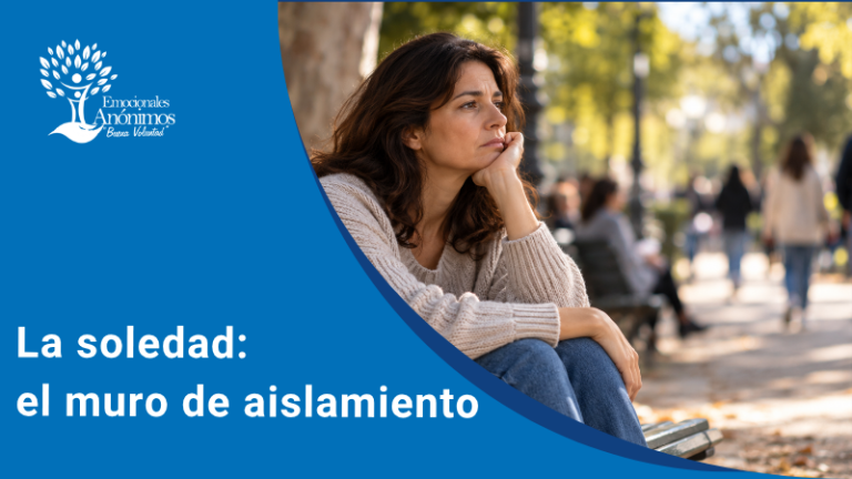 Portada del artículo La soledad: el muro de aislamiento, con una mujer sentada sola en un parque mientras otras personas caminan al fondo.
